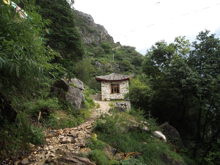 En chemin pour les Gorges, une petite maison abandonnée !