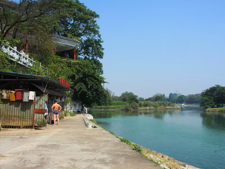 Nager dans la rivière Li