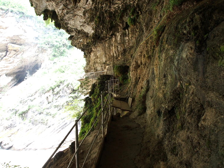En route pour la voir une grotte près des Gorges