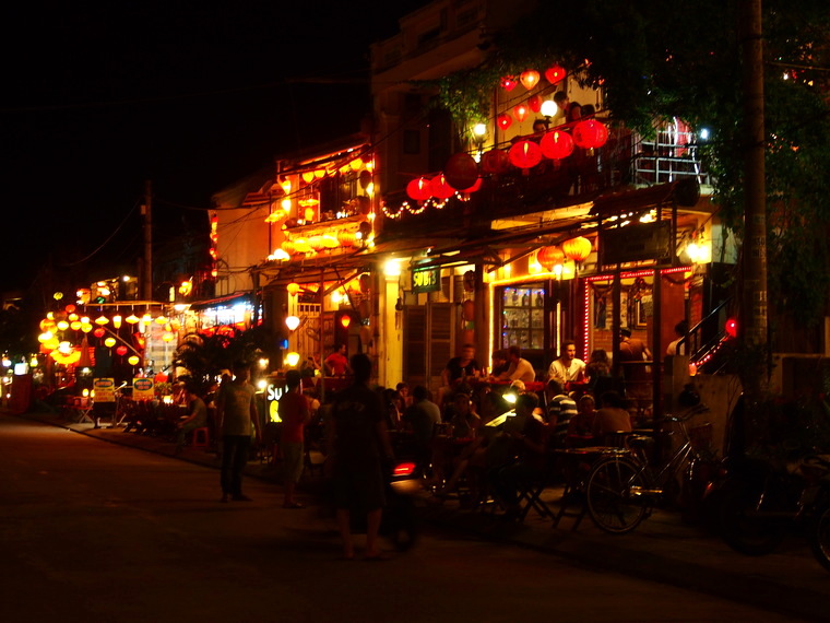 Les restaurants d'Hoian la nuit sont illuminés par de belles lanternes !