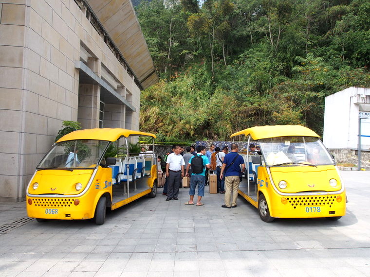 Les minibus pour rejoindre les postes de frontières chinois et vietnamien.