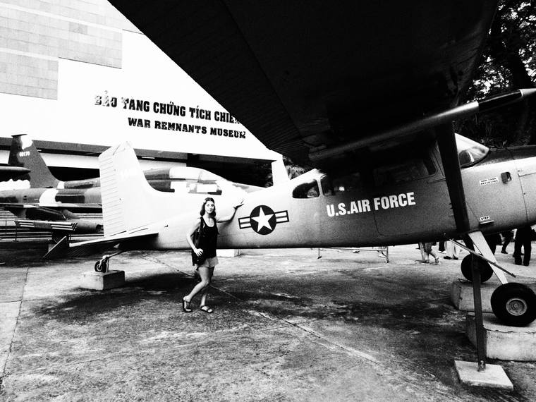 Cha pause devant un avion au musée de la guerre du Vietnam