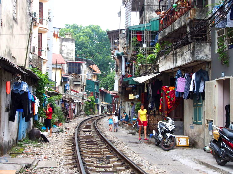 Les rails qui traversent la ville d'Hanoï
