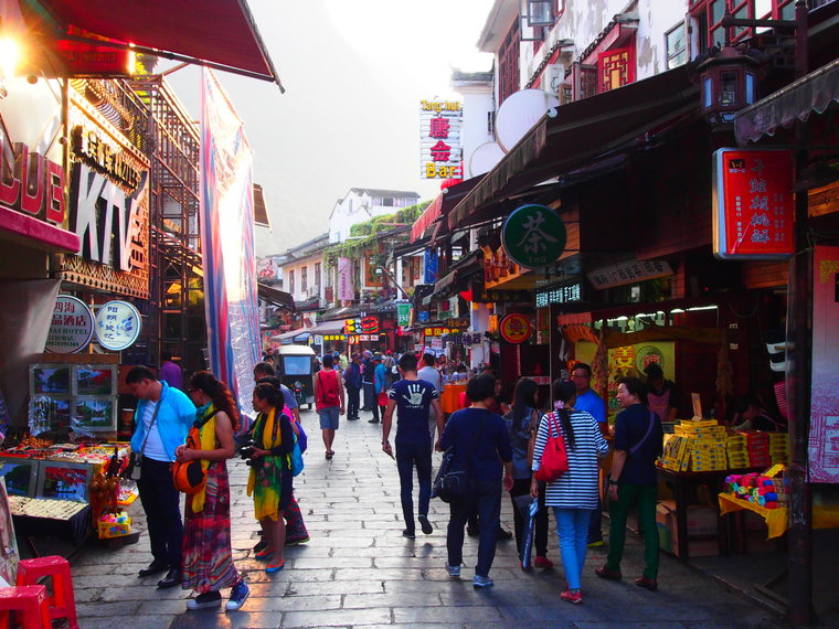 Les boutiques envahissent les rues de Yangshuo