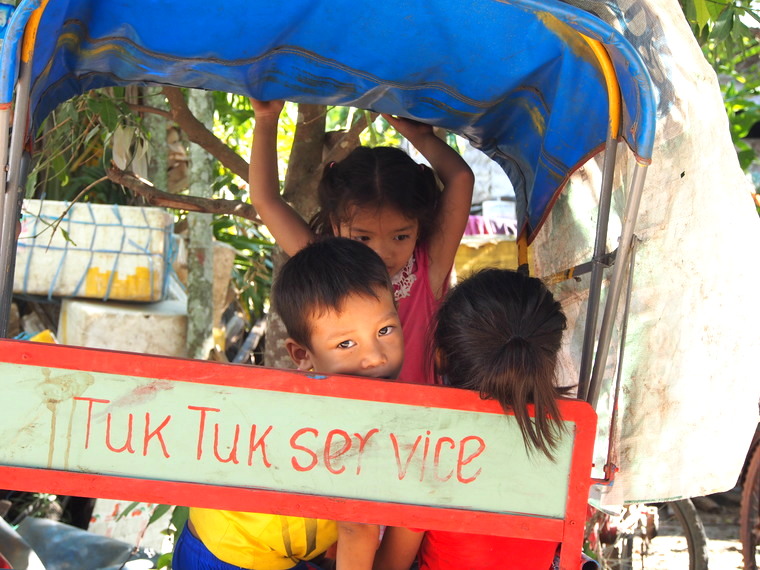 enfant tuktuk laos