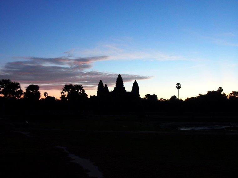 Le soleil se couche sur Angkor vat