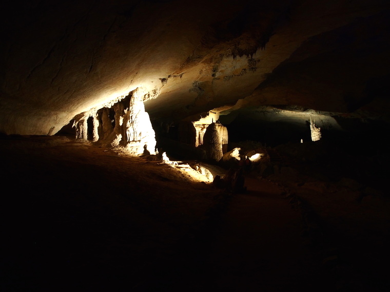interieur grotte stalactites