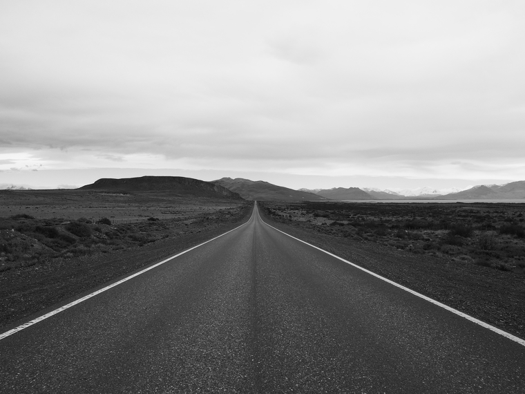 route patagonie noir et blanc