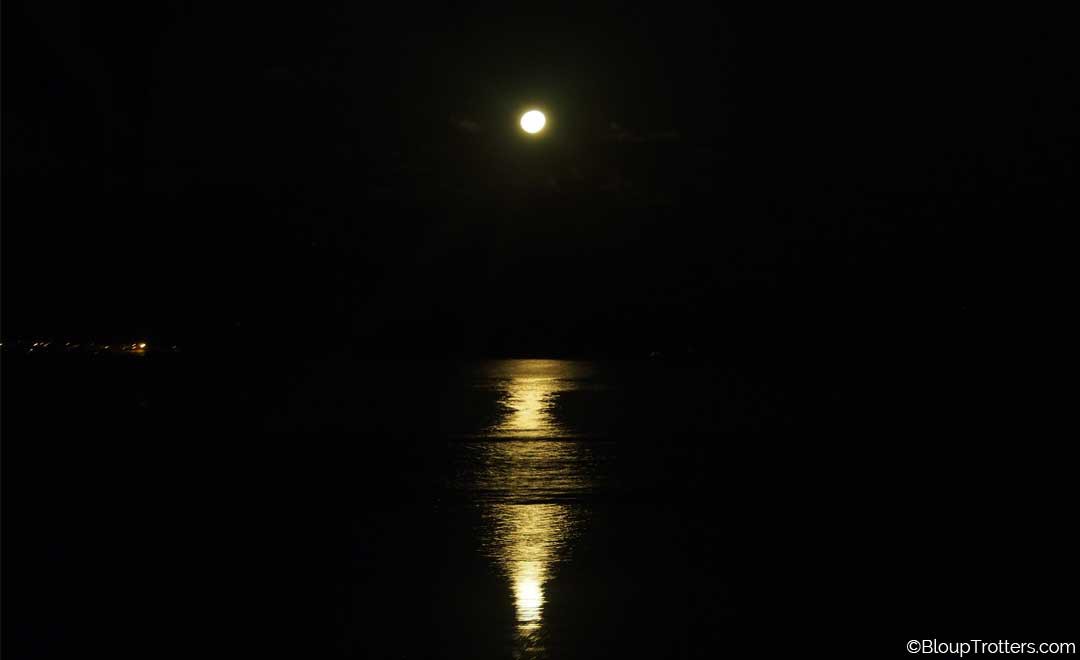 reflet de la lune sur la mer