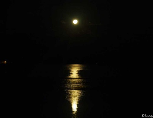 reflet de la lune sur la mer